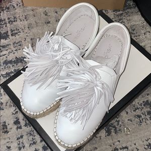 🤍 white fringe shoes